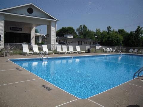 Travelodge Inn & Suites Latham Exterior photo